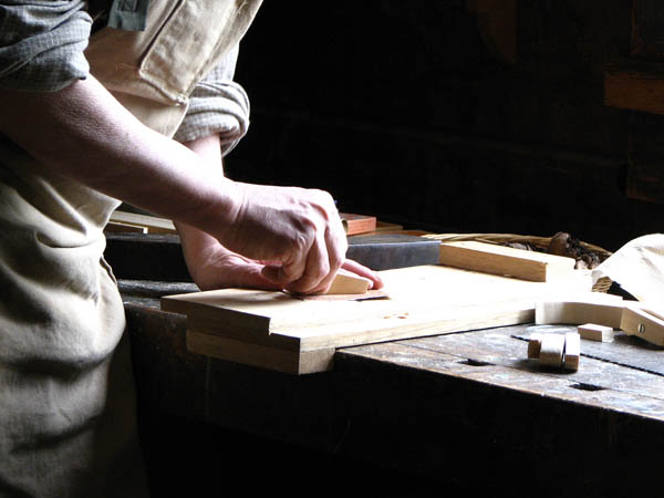 Nacemos de la influencia y formación  heredada en el sector de la <strong>carpintería de madera y ebanistería  en Setenil de las Bodegas.</strong>